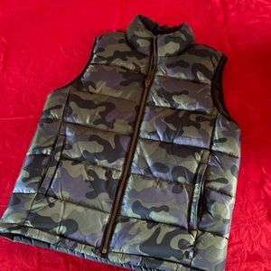 NWOT camo GAP puffer vest